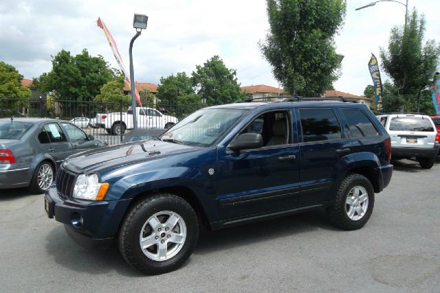 2005 JEEP GRAND CHEROKEE LAREDO 4WD blue -this is a truly clean and original vehicle with a clean 