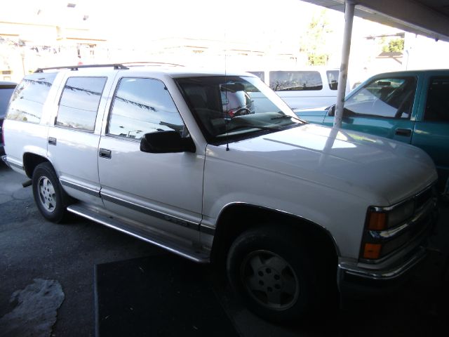 1995 CHEVROLET TAHOE LS 4WD white 4wdawdabs brakesair conditioningalloy wheelsamfm radioant