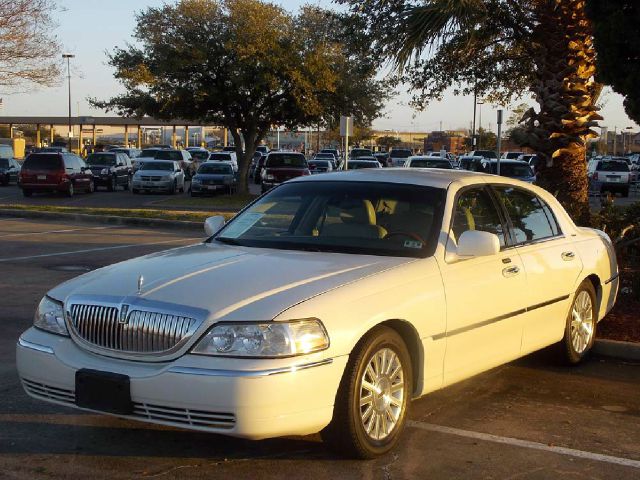 2003 LINCOLN TOWN CAR SIGNATURE white  all internet prices are reduced for cash cashiers chec