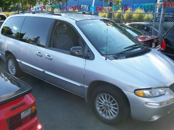 2000 CHRYSLER TOWN & COUNTRY LX, silver, 132,135 miles, VIN: 1C4GP44R8YB809594, 