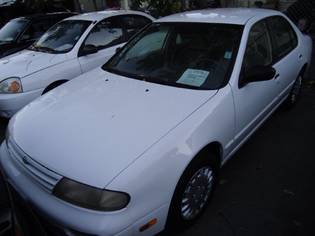 1995 NISSAN ALTIMA GXE white 177000 miles VIN 1N4BU31D5SC231757 