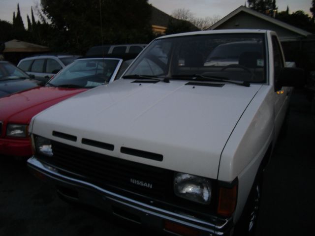 1987 NISSAN PICKUP white 2 door 2 wheel drive manual transmission air conditioning amfm radio