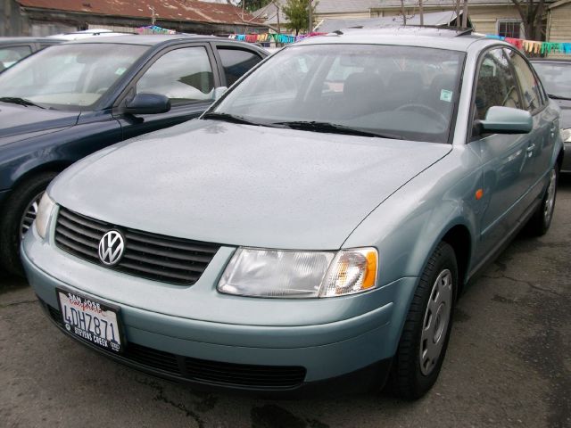 1999 VOLKSWAGEN PASSAT GLS, light ...