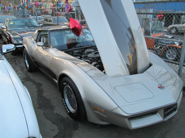 1982 CHEVROLET CORVETTE COLLECTORS EDITION silver and black cheap 60000 miles VIN 11111112