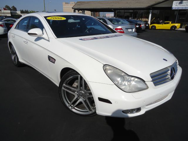 2006 MERCEDES-BENZ CLS-CLASS CLS500 4-DOOR COUPE white abs brakesair conditioningalloy wheelsam