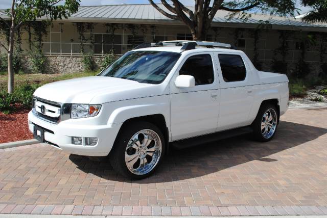 2006 HONDA RIDGELINE RTL, white, 4x4 rtl with heated leather seats, power moonroof. ...