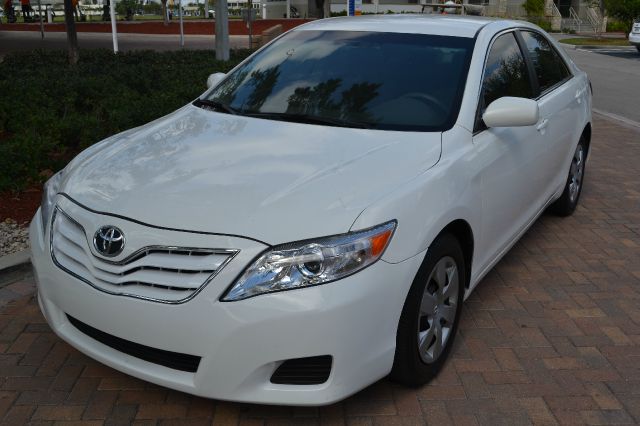 2011 TOYOTA CAMRY SE 6-SPD AT white we have financing available for all yours financial needs  yo