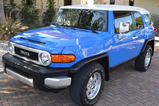 2007 TOYOTA FJ CRUISER 2WD blue we have financing available for all yours financial needs  you ju