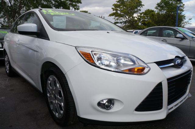 2012 FORD FOCUS SE SEDAN oxford white call now 1-866-717-9571   free autocheck  carfax report e