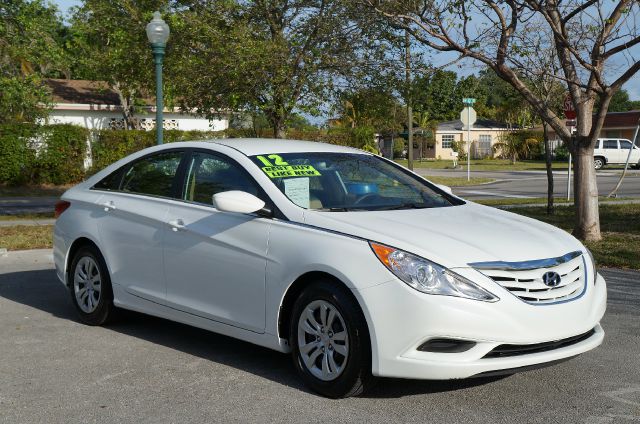 2012 HYUNDAI SONATA GLS AUTO shimmering white wow sharp like new  dont miss out on this like n