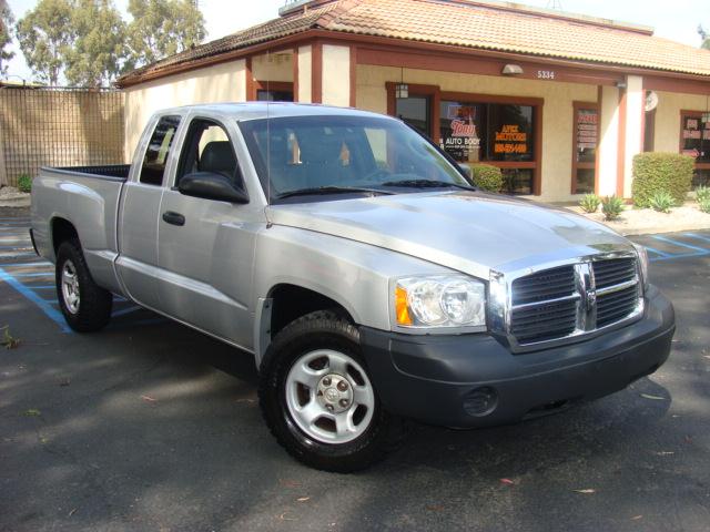2005 DODGE DAKOTA ST CLUB CAB silver 1 owner clean carfax and title reports club cab class front 